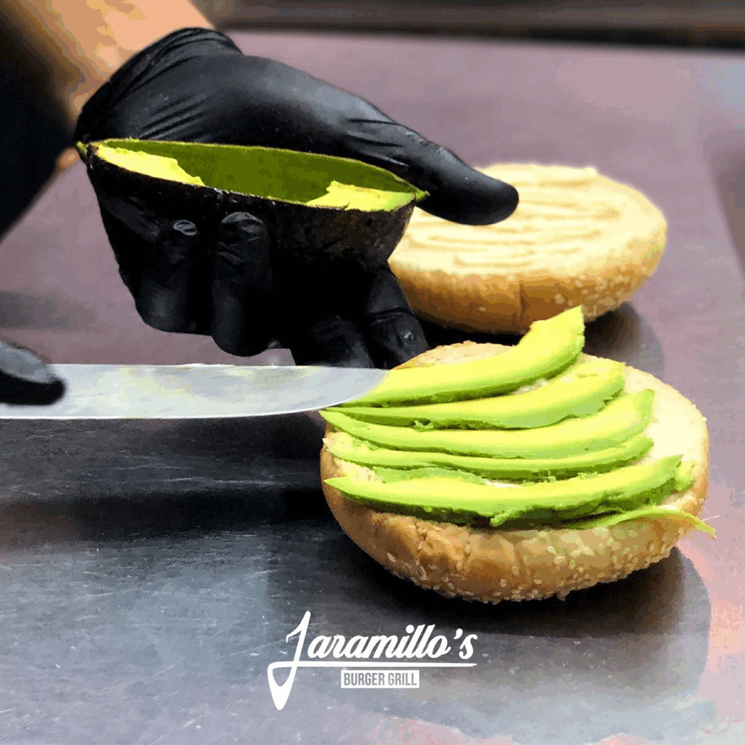 Hamburguesa al carbón con aguacate - Jaramillo’s Burger Grill en Monterrey