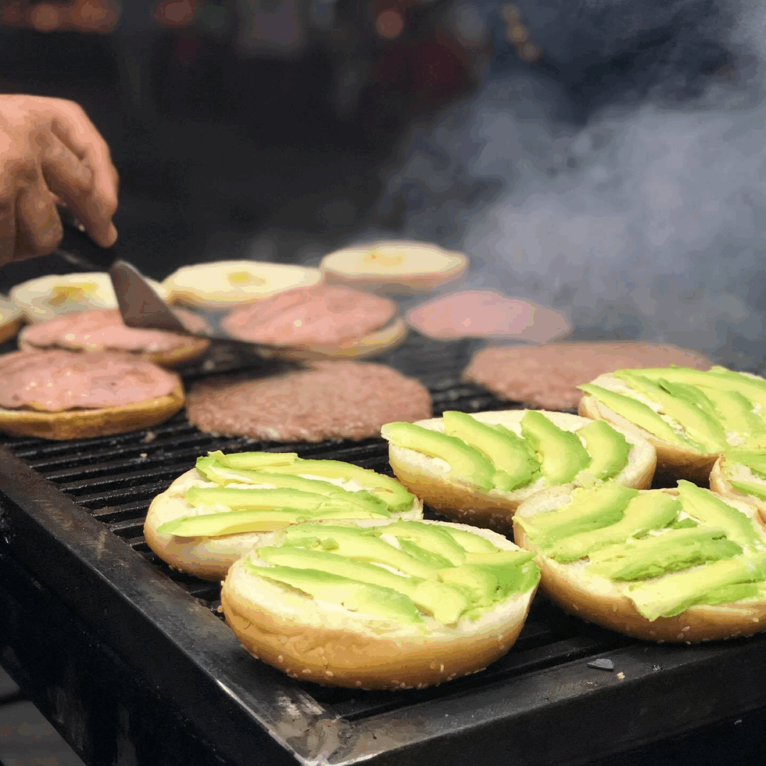 Hamburguesas al carbón en la parrilla con aguacate - Jaramillo’s Burger Grill Monterrey