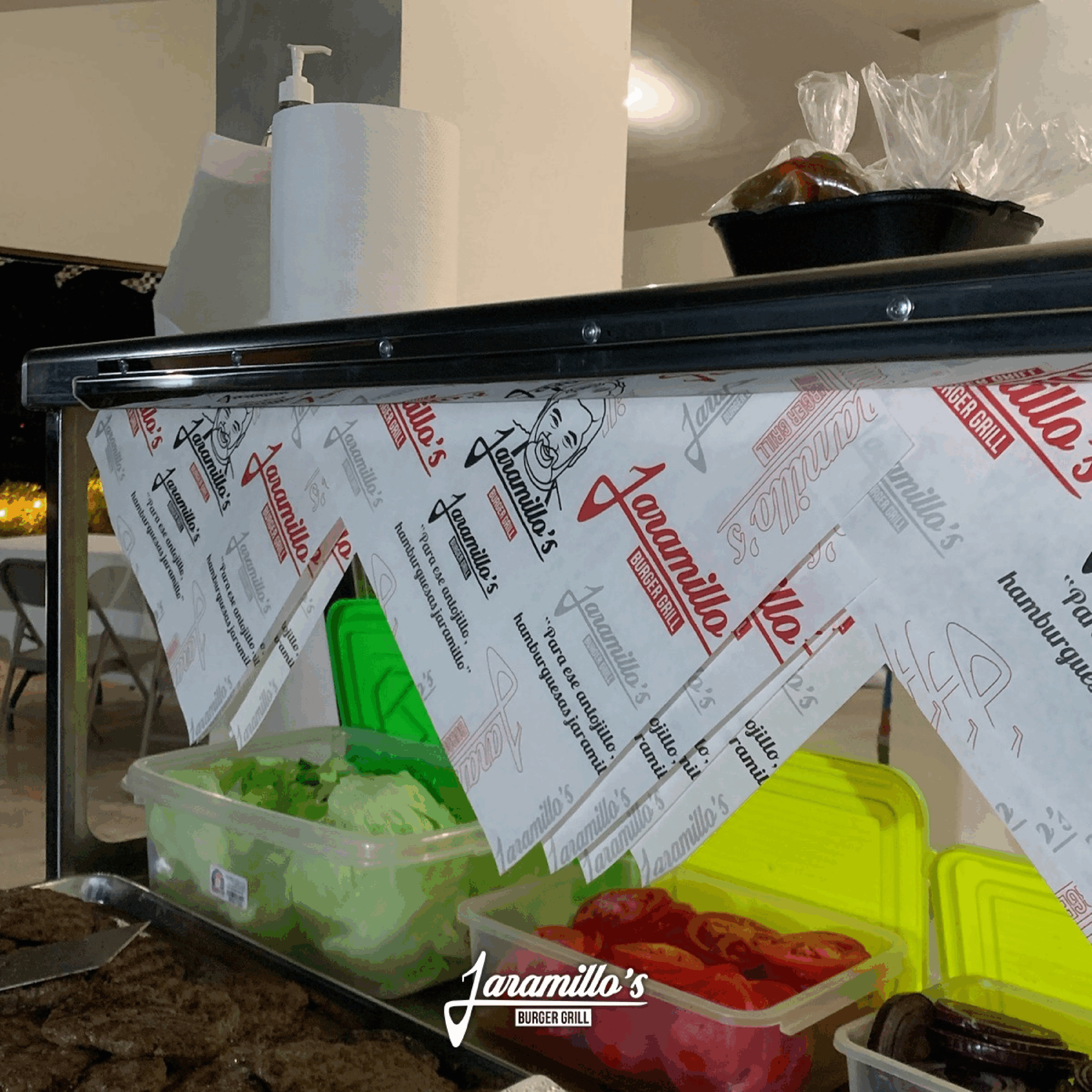 Estación de hamburguesas con ingredientes frescos - Jaramillo’s Burger Grill Monterrey