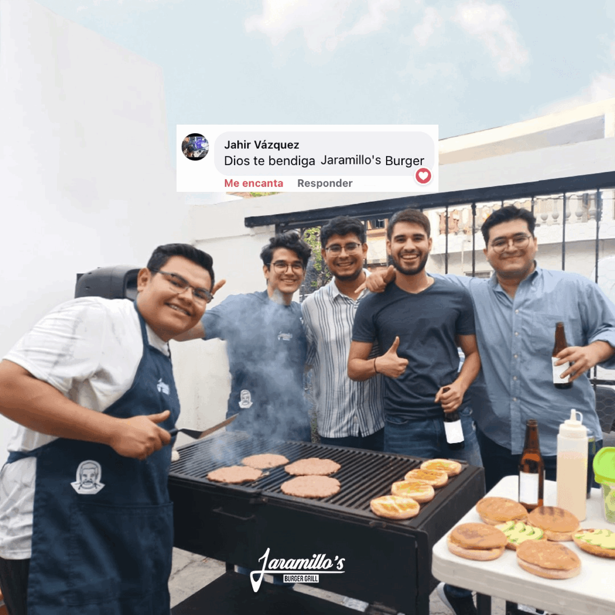 Grupo de amigos disfrutando hamburguesas al carbón con Jaramillo’s Burger Grill en Monterrey