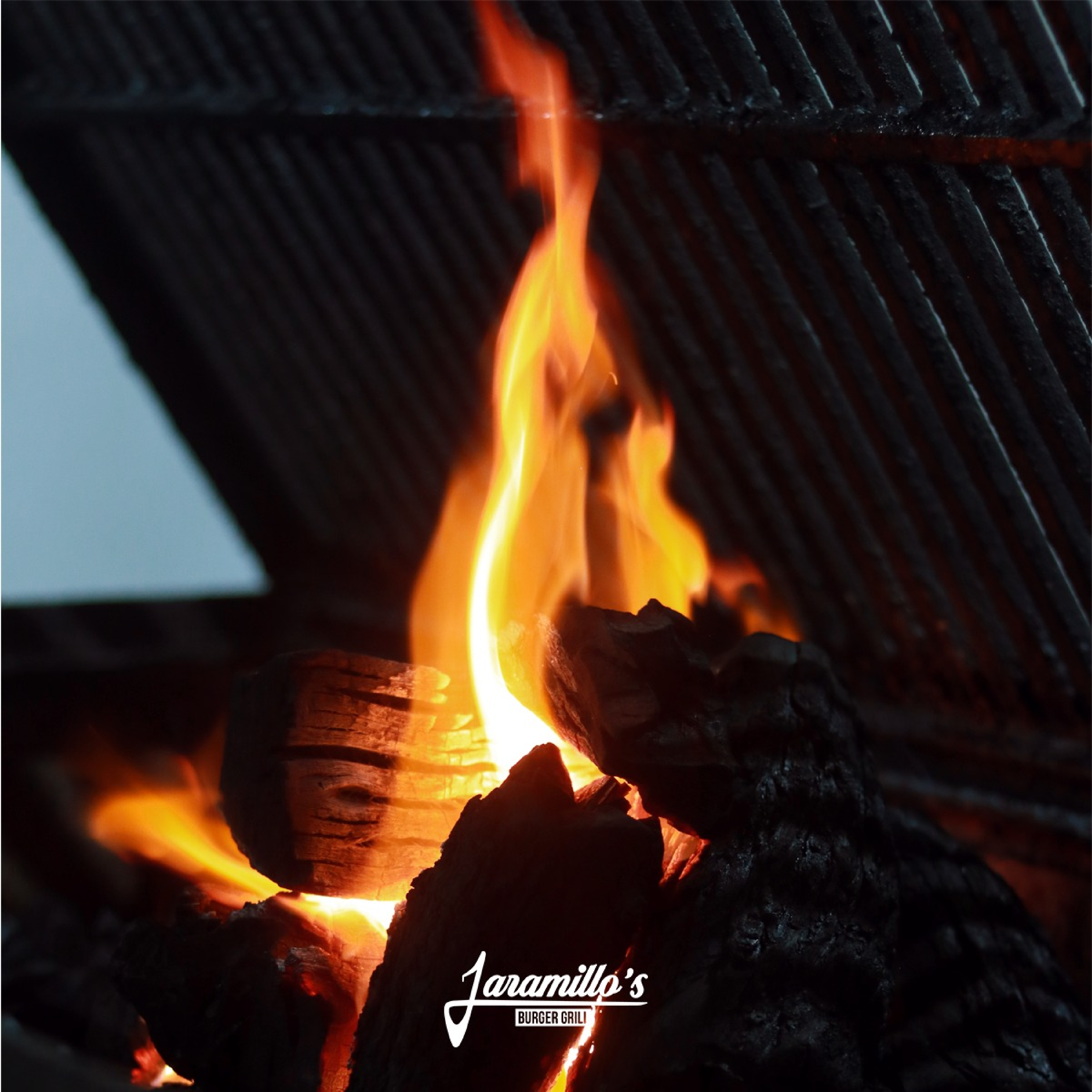 Parrilla al carbón encendida para hamburguesas - Jaramillo’s Burger Grill Monterrey