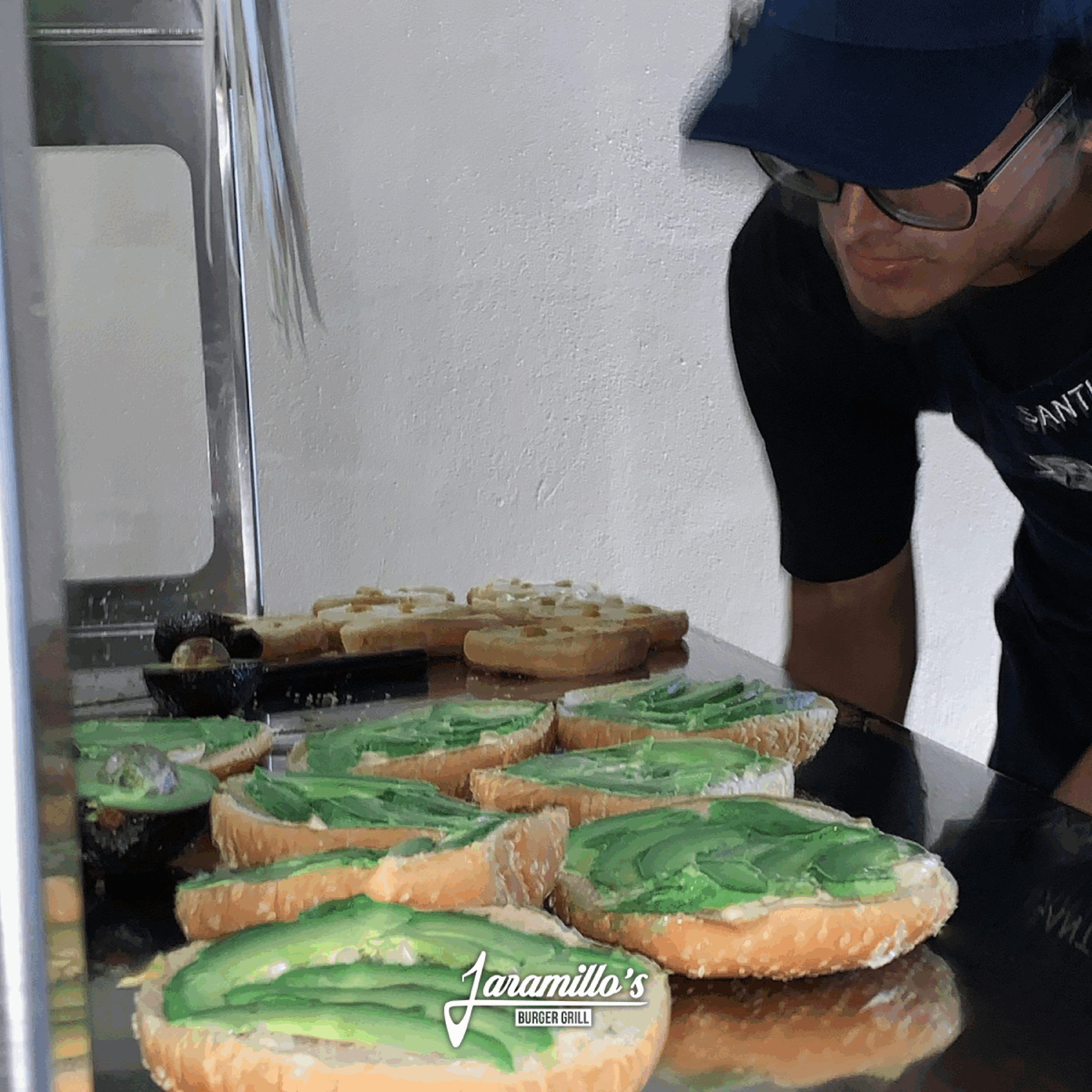 Preparación de hamburguesas con aguacate fresco - Jaramillo’s Burger Grill Monterrey